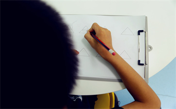 3歲小孩注意力不集中的原因是什么？都有哪些表現？