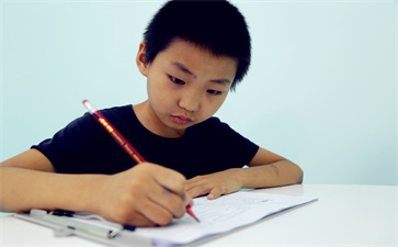 小孩注意力不集中的主要原因是什么？