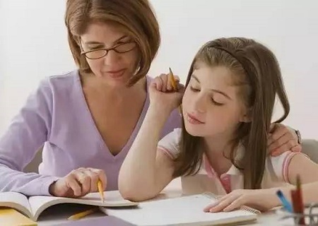 陪孩子做作業的媽媽