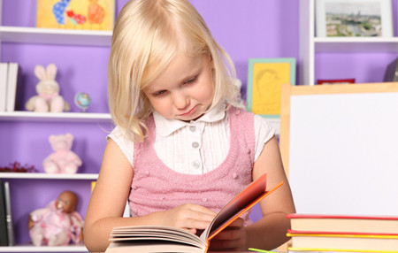 有閱讀障礙的小女孩