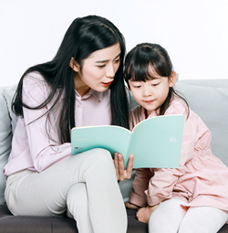 小孩在做注意力測評(píng)